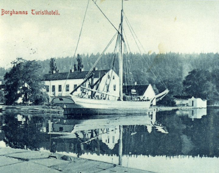 Borghamns Turisthotell, Gästhuset, med segelfartyg Svea. Arkiv Sjöhistoriska Museet