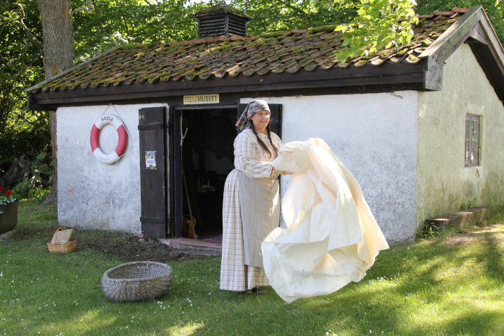 Laundry house with laundress. Photo: Bernd Beckmann