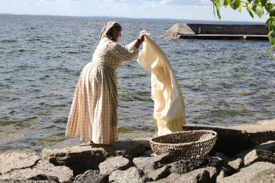 Laundress on the bridge. Photo: Bernd Beckmann