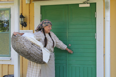 Laundress delivers laundry to the Kommendanten. Photo: Bernd Beckmann