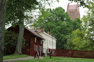 Munkträdgården med Pilgrimscentrum, Rödtornet i bakgrund. Foto: Bernd Beckmann