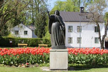 Statue der Hl. Birgitta mit Mariagården. Foto: Bernd Beckmann