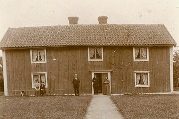 Skräddaregården (ca. 1910) i Hov. Foto: okänd fotograf