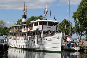 Kanalboot Diana in Vadstenas Hafen