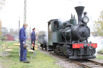 O+K Dampflok mit Zug zum 140jährigen Jubiläum im Bhf. Vadstena. Foto: Bernd Beckmann